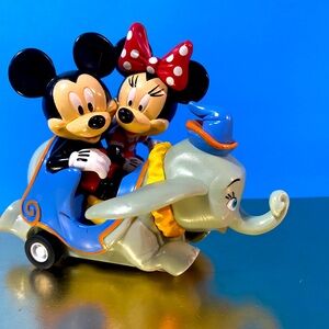 DISNEY PARKS EXCLUSIVE MAGIC KINGDOM MICKEY & MINNIE DUMBO RIDE PULL BACK TOY